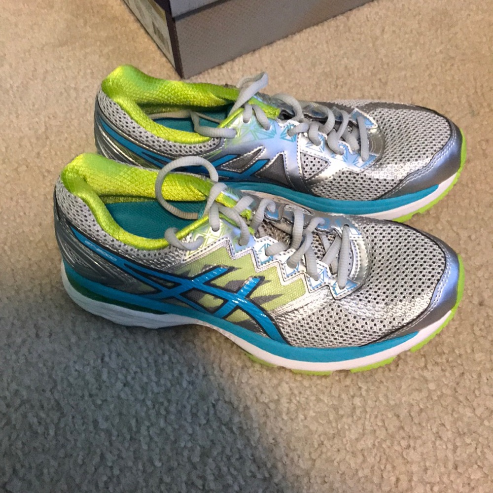 New ASICS - Picture 3 of 5